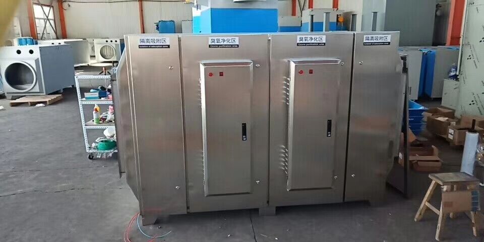 塑料制品車(chē)間廢氣處理設(shè)備無(wú)任何機(jī)械動(dòng)作，無(wú)噪音，無(wú)需專(zhuān)人管理和日常維護(hù)，只需作定期檢查，本設(shè)備能耗低，設(shè)備風(fēng)阻極低＜50pa,可節(jié)約大量排風(fēng)動(dòng)力能耗。